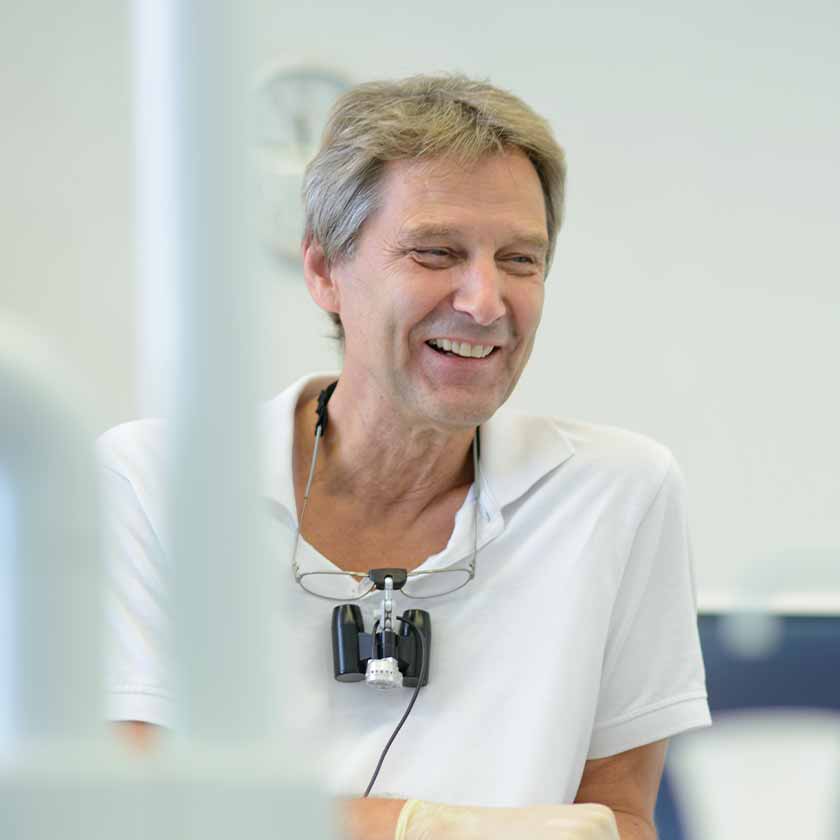 Dr. Michael Dunker im Gespräch mit Patienten vor Beginn der Zahnbehandlung