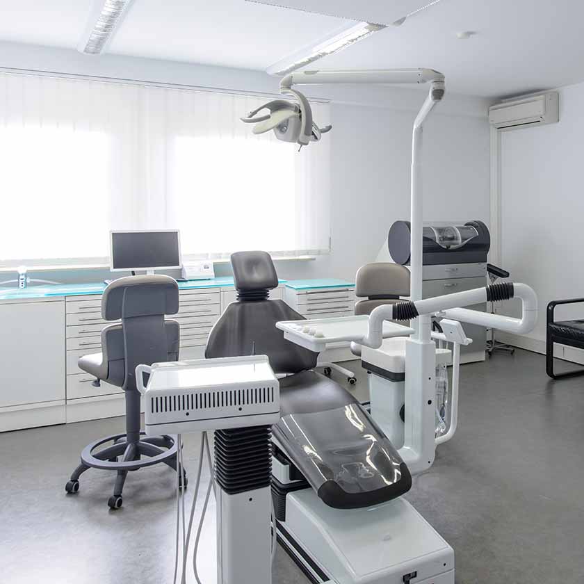 Ein modern ausgestatteter Behandlungsraum der Zahnarztpraxis Dr. Dunker & Kollegen in Mannheim-Neckarau