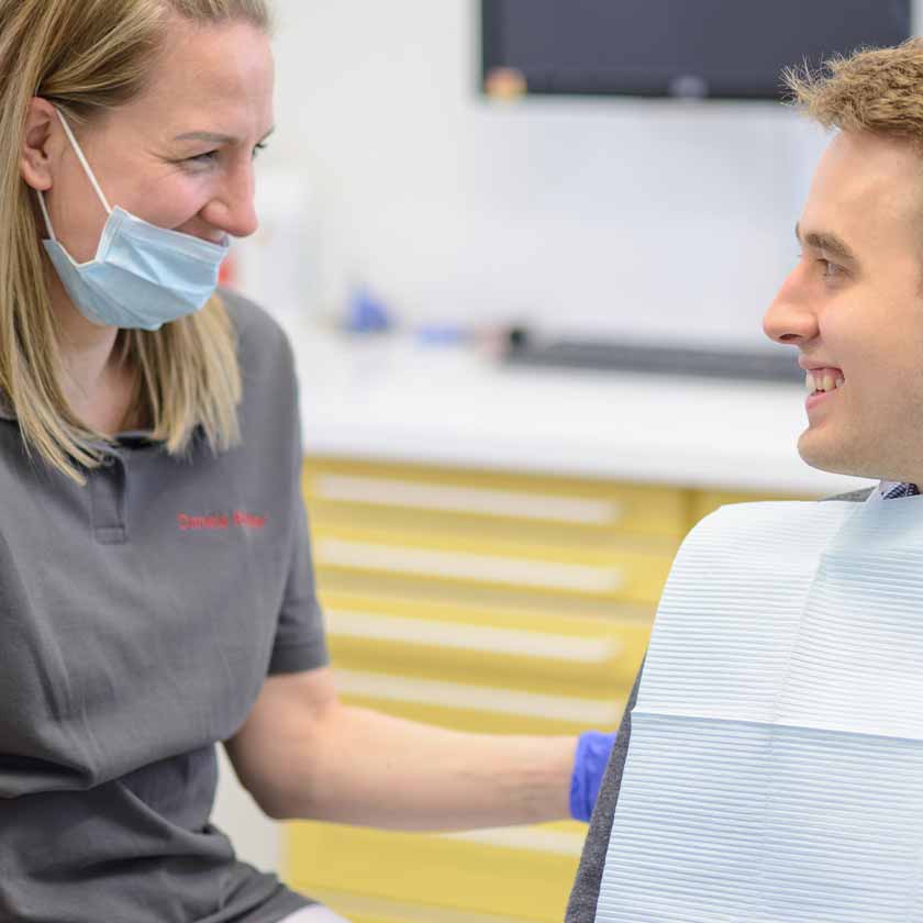 ZfA erläutert Patienten Ablauf der Zahnbehandlung